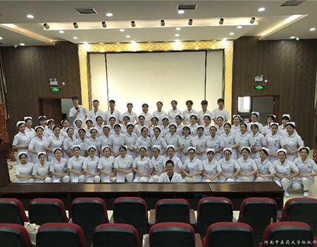 1536742185689154.jpg 我院礼仪协会对护理实习生开展岗前礼仪培训 1.jpg